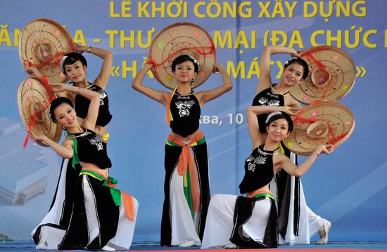 Vietnamese dancers