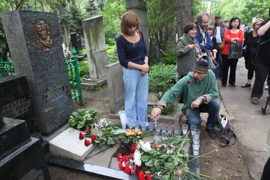 Yury Olesha headstone unveiled at Novodevichy Cemetery