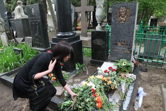 Yury Olesha headstone unveiled at Novodevichy Cemetery