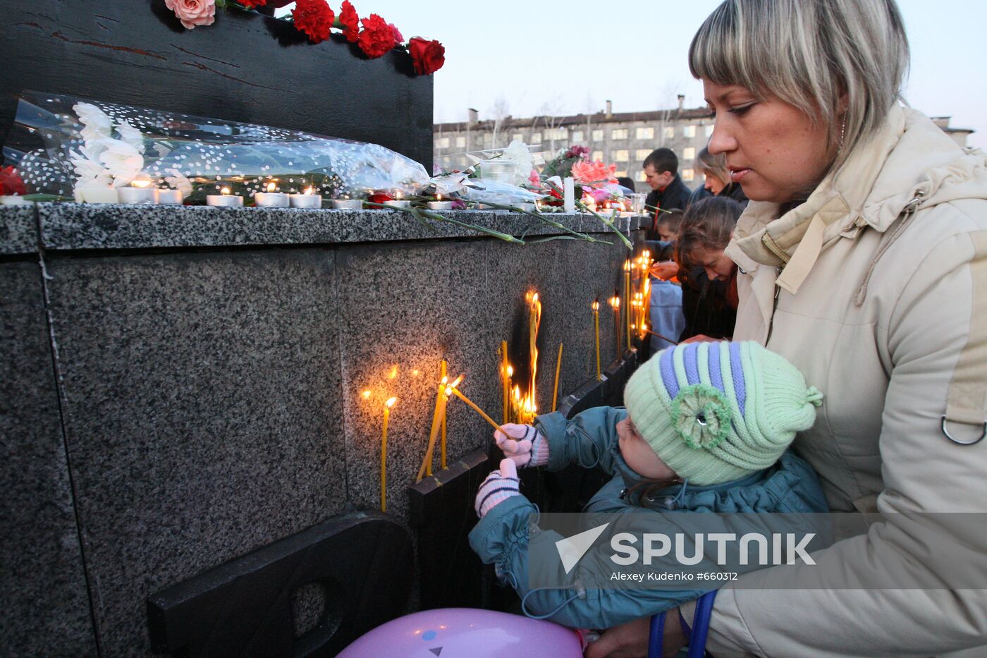 Mezhdurechensk residents lighting candles