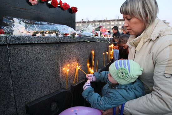 Mezhdurechensk residents lighting candles