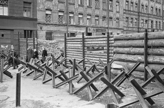 Anti-tank obstacles and other barricades in Leningrad