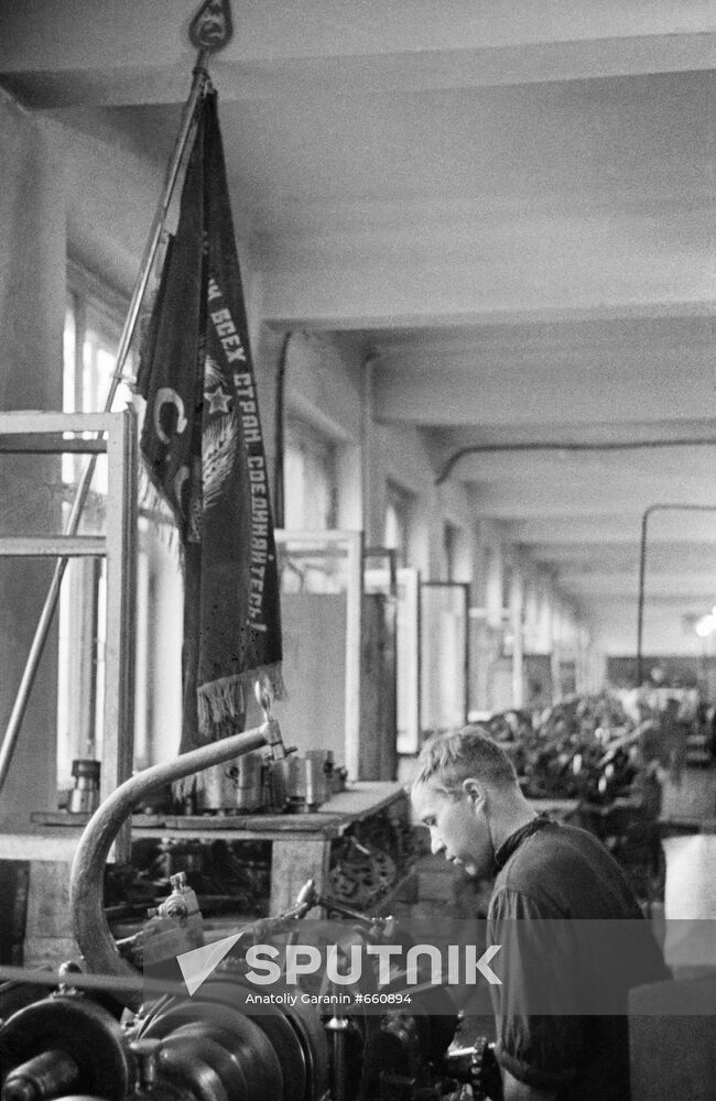 Moscow, 1942. Making weapons for the front.