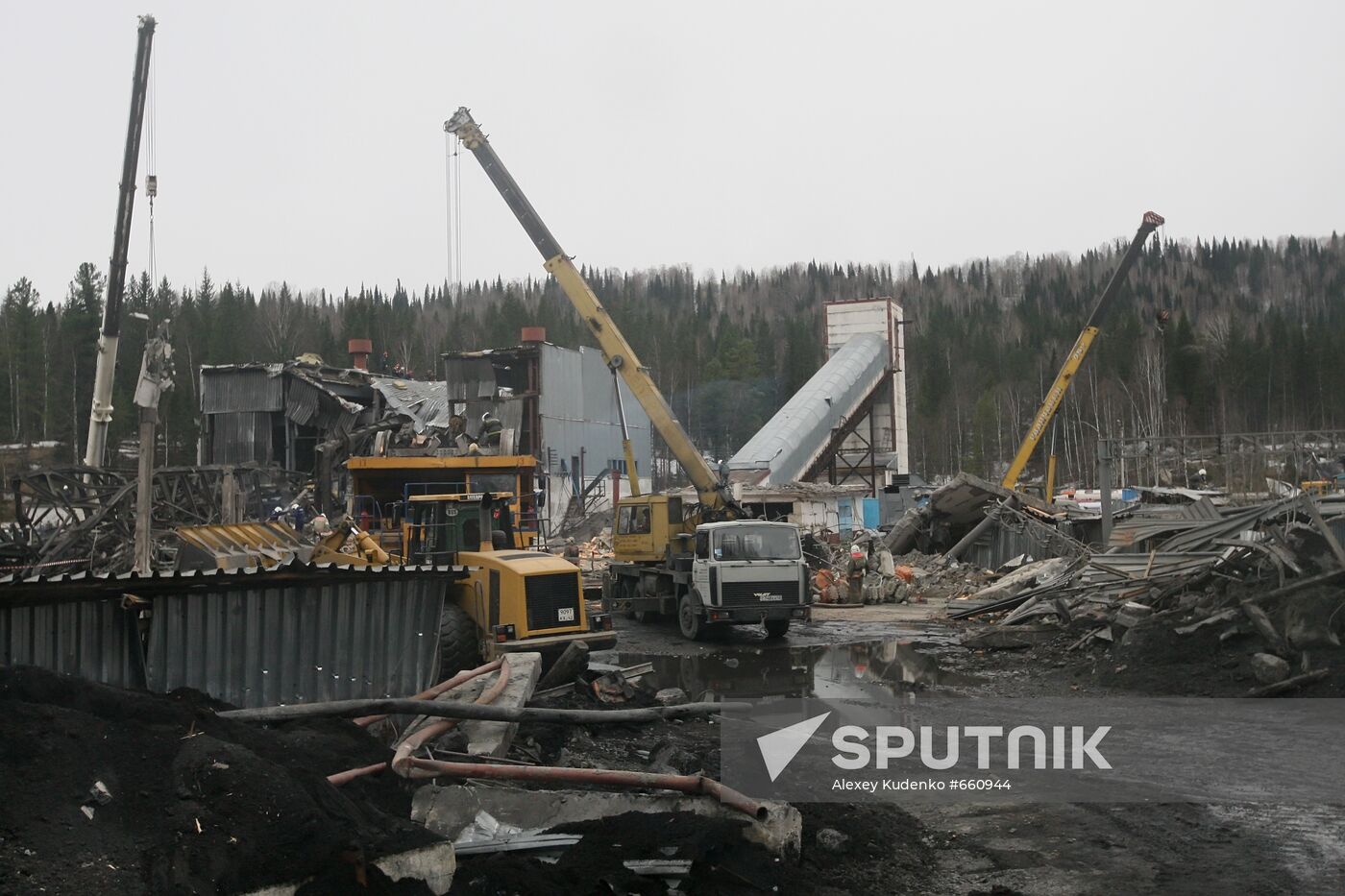 Maintenance and repair work in Raspadskaya coal mine