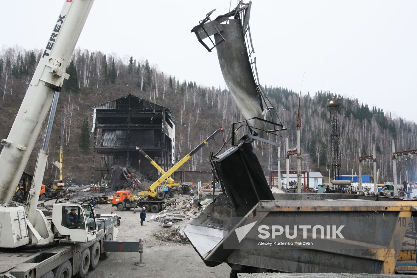 Maintenance and repair work in Raspadskaya coal mine