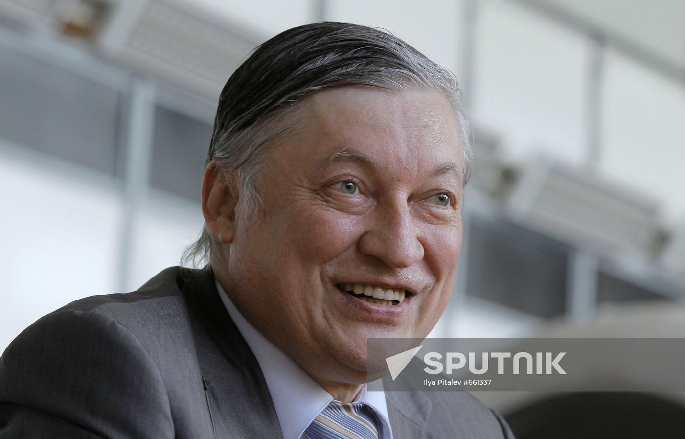 Anatoly Karpov plays chess with participants of Mars-500