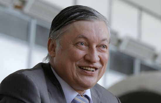 Anatoly Karpov plays chess with participants of Mars-500