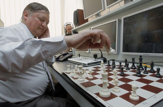 Anatoly Karpov plays chess with participants of Mars-500