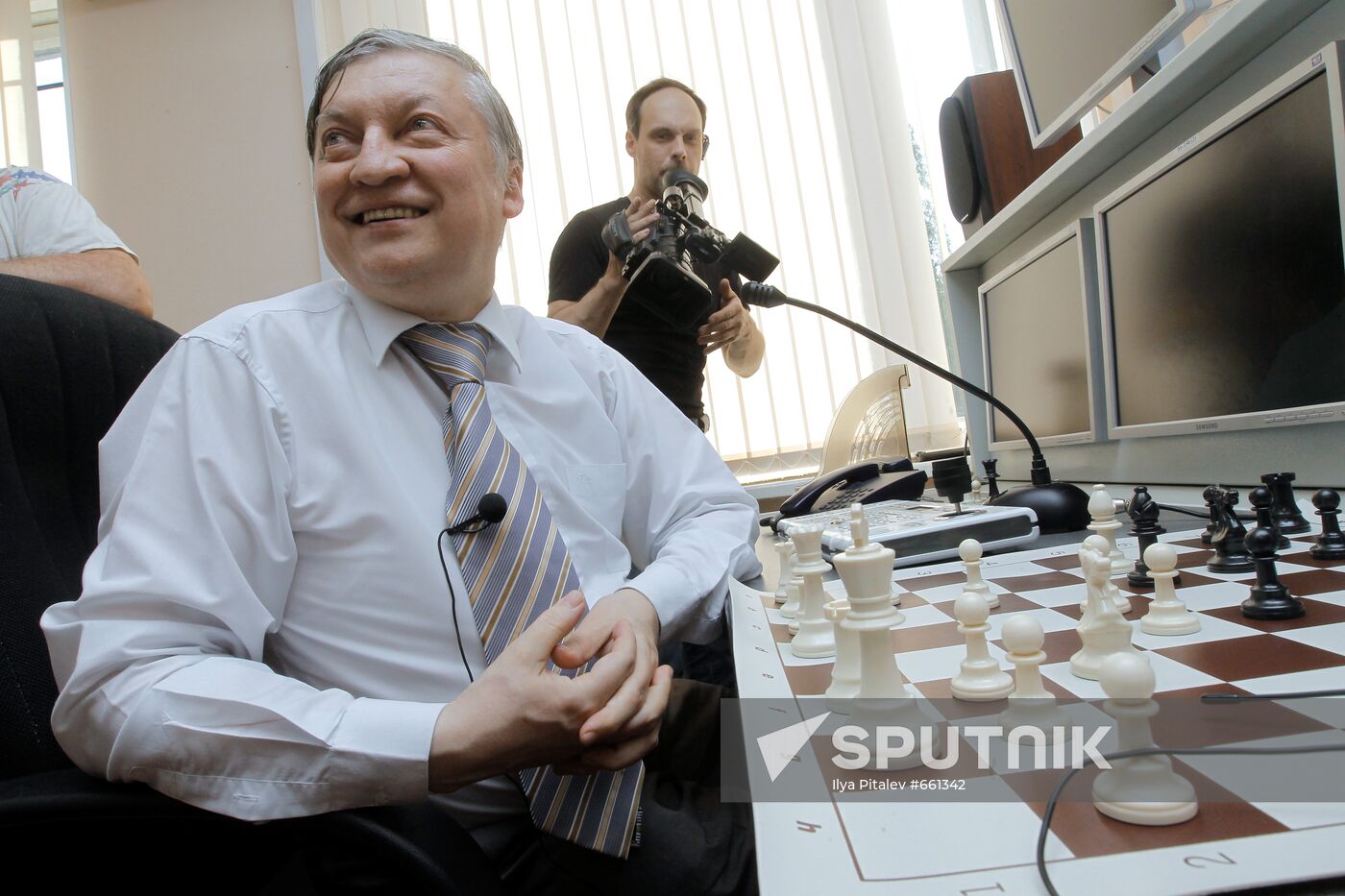 Anatoly Karpov plays chess with participants of Mars-500