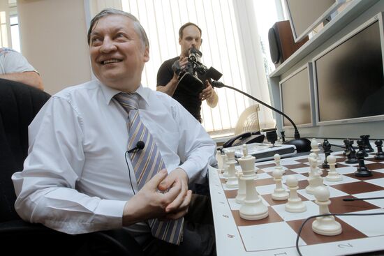 Anatoly Karpov plays chess with participants of Mars-500