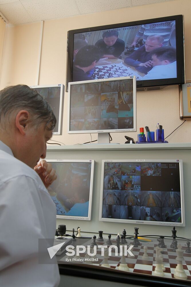 Anatoly Karpov plays chess with participants of Mars-500