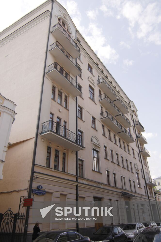 Building at 8/1 Maly Tolmachevsky pereulok