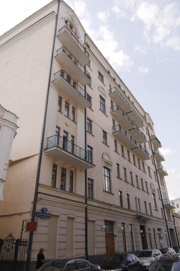 Building at 8/1 Maly Tolmachevsky pereulok