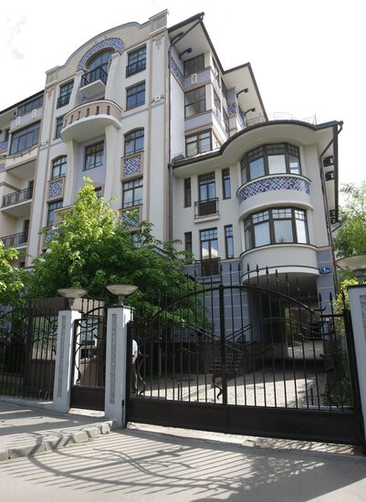 A building located on 1/1 2nd Vrazhsky side street
