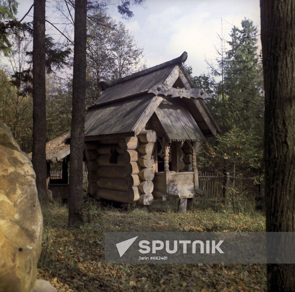 "Hut on chicken legs" in Abramtsevo