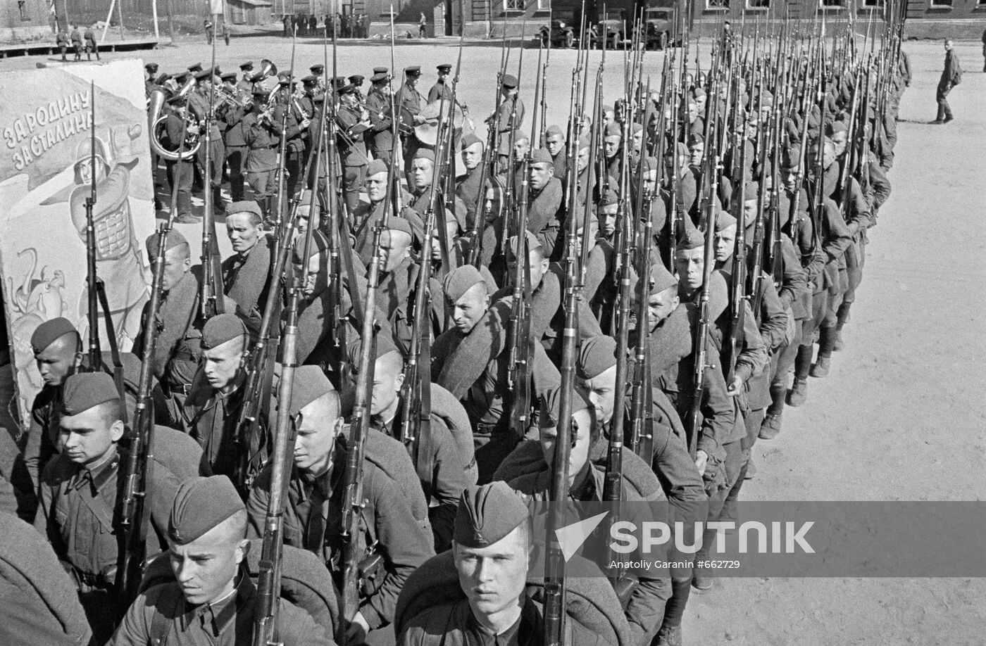 Recruits leave for front during mobilization