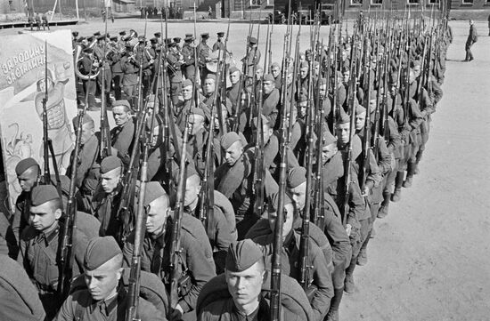 Recruits leave for front during mobilization