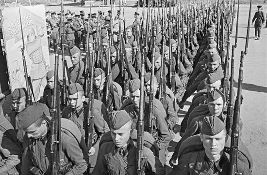 Recruits leave for front during mobilization