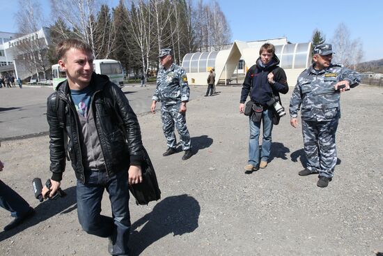 Miner's relatives and journalists evacuated from Raspadskaya