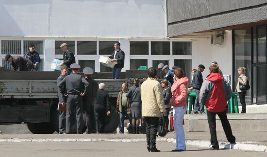 Relatives and journalists evacuated from Raspadskaya coal mine