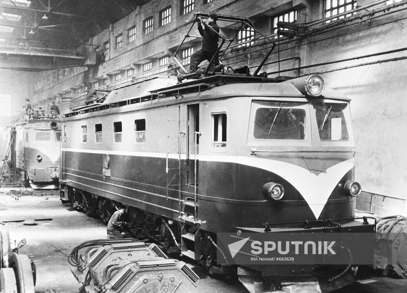 Assembling an electric locomotive