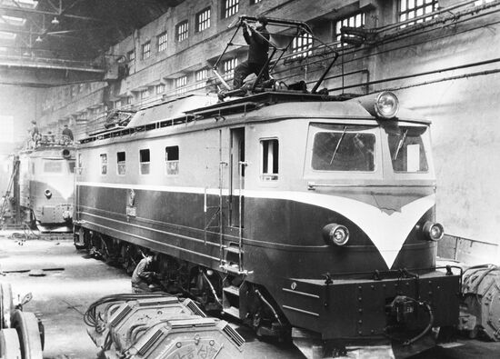 Assembling an electric locomotive