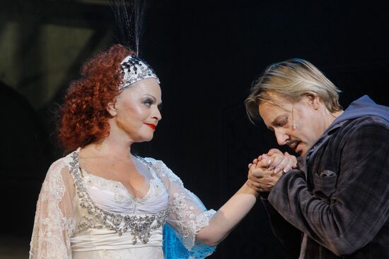 Dmitry Kharatyan and Larisa Dolina