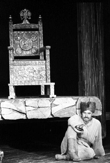 Mikhail Ulyanov and Yury Voluntsev in the play "Stepan Razin"