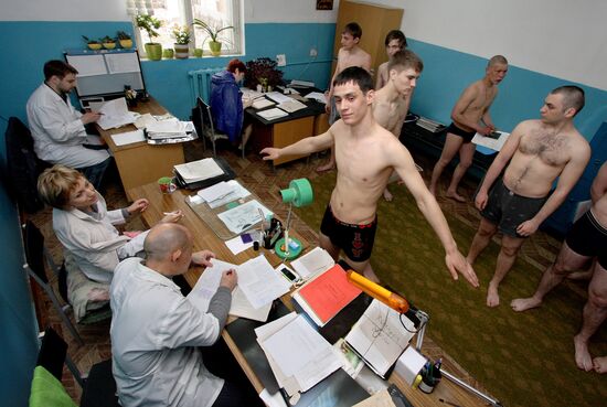 Conscripts undergo medical examination
