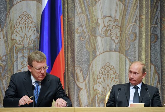 Vladimir Putin attends Government House meeting