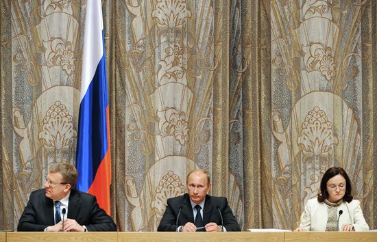 Vladimir Putin attends Government House meeting