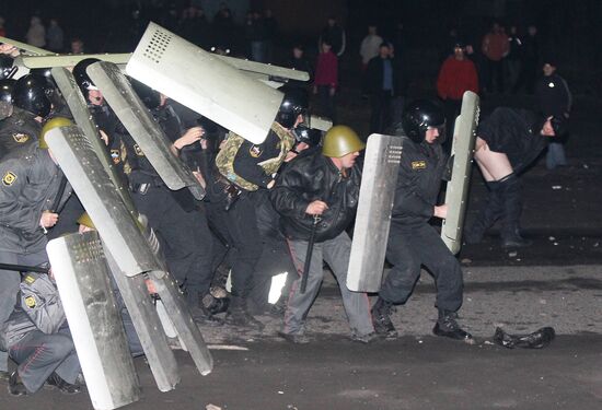 Rallying people clash with OMON special forces