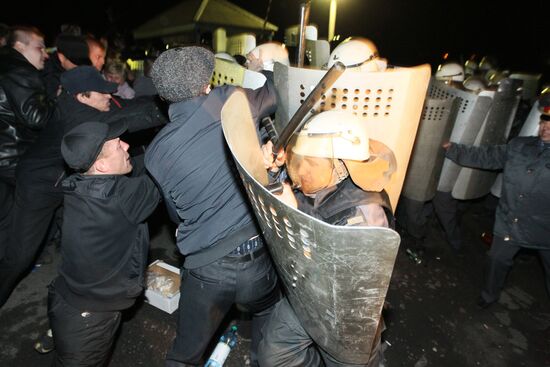 Rallying people clash with OMON special forces