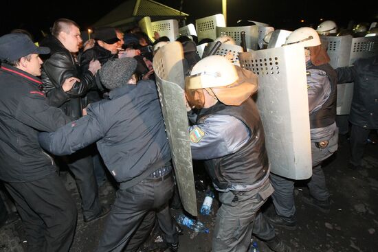 Rallying people clash with OMON special forces
