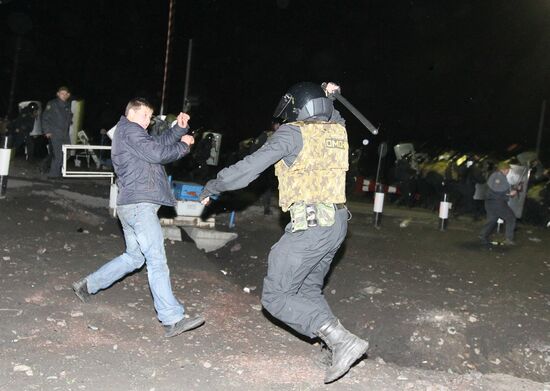 Rallying people clash with OMON special forces