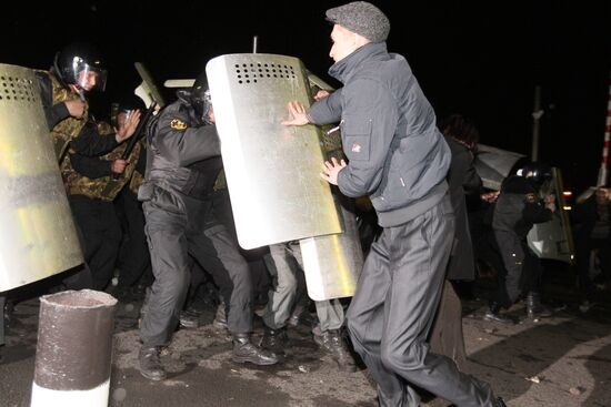 Rallying people clash with OMON special forces