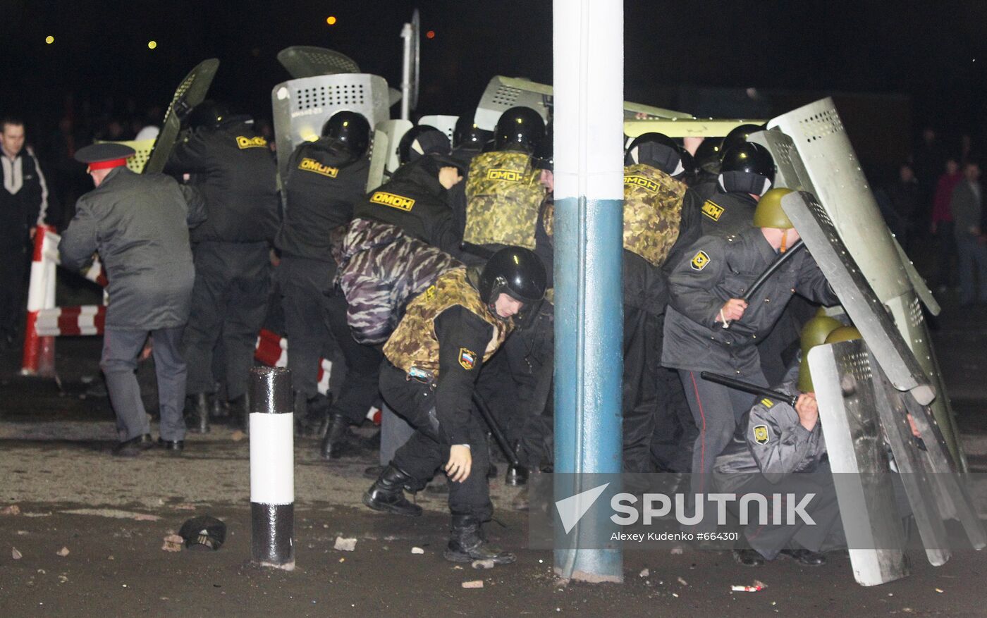 Rallying people clash with OMON special forces in Mezhdurechensk