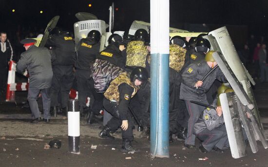 Rallying people clash with OMON special forces in Mezhdurechensk