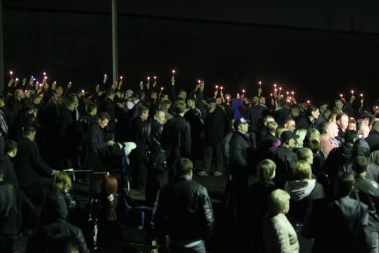 Mezhdurechensk residents light candles for killed miners