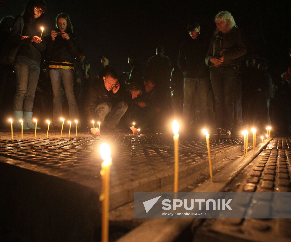 Mezhdurechensk residents light candles for killed miners