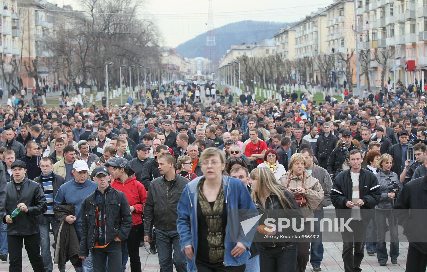Rally at Raspadskaya mine's House of Culture in Mezhdurechensk