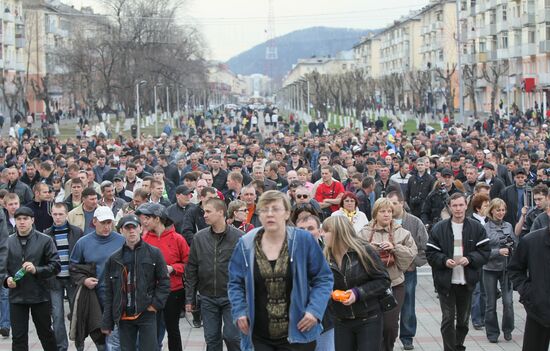 Rally at Raspadskaya mine's House of Culture in Mezhdurechensk