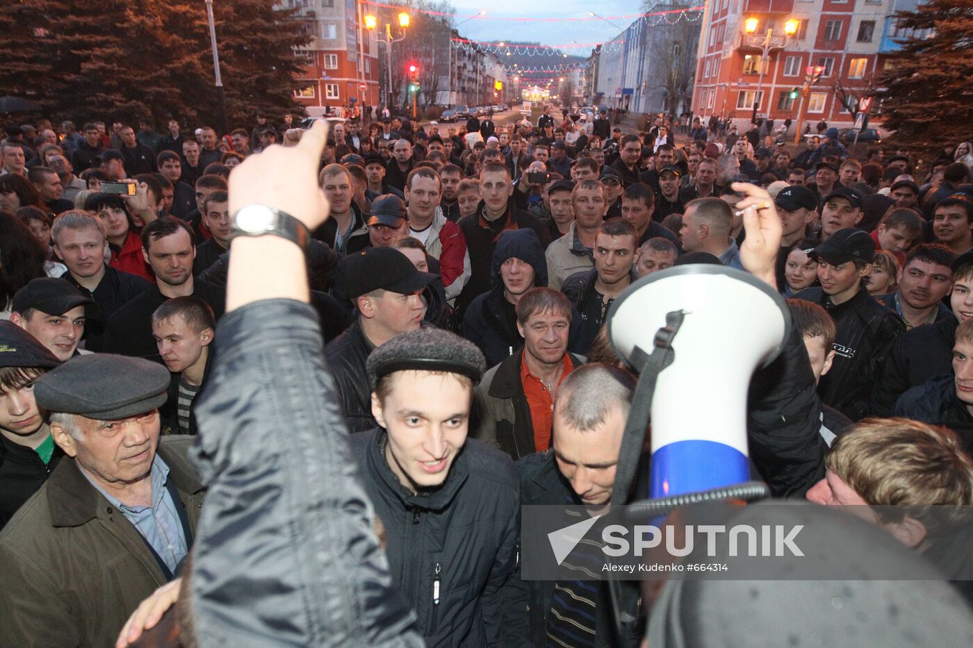 Mezhdurechensk residents rally at city administration