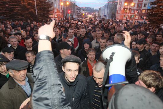 Mezhdurechensk residents rally at city administration