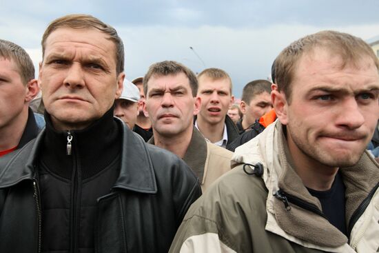 Rally at Raspadskaya mine's House of Culture in Mezhdurechensk
