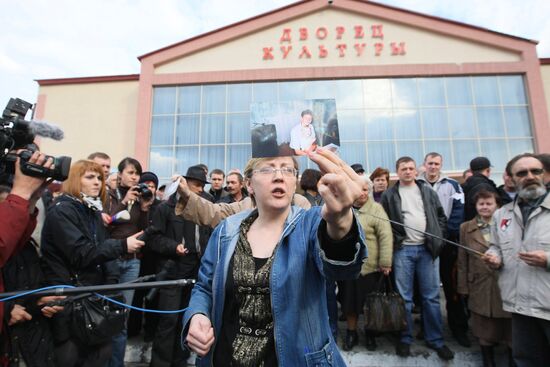 Rally at Raspadskaya mine's House of Culture in Mezhdurechensk