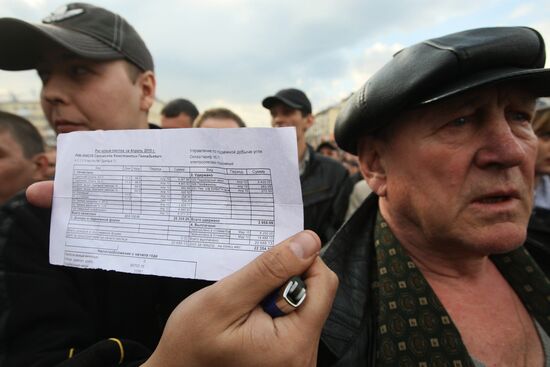 Rally at Raspadskaya mine's House of Culture in Mezhdurechensk