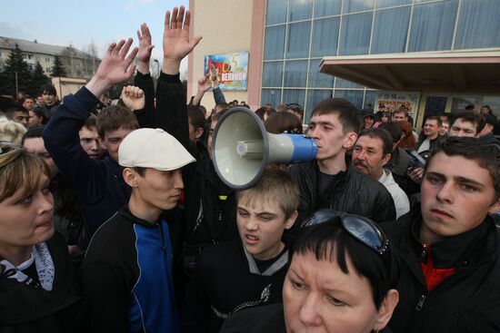Rally at Raspadskaya mine's House of Culture in Mezhdurechensk
