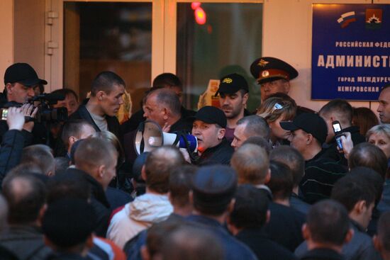 Mezhdurechensk residents rally at city administration
