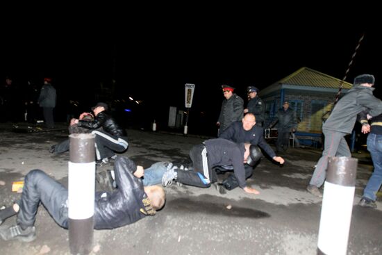 Rallying people clash with OMON special forces in Mezhdurechensk